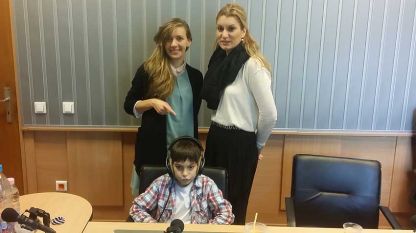 Калина Станева (вляво), Ивелина Атанасова и Мартин (седнал) в студиото на предаването.