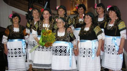 Ваня Велкова с женска фолклорна група за автентични песни от град Ветрен, Пазарджишко, на откриването на изложбата в Националния етнографски музей.