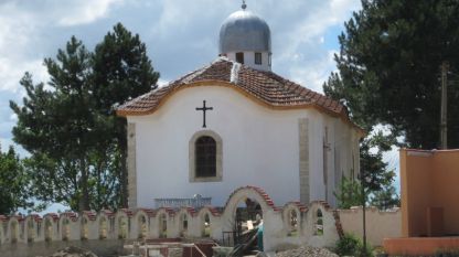 Етап от ремонта на църквата в село Остров