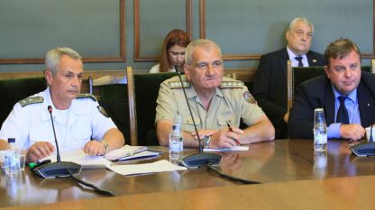 Заседание на парламентарната комисия по отбрана. На него присъстваха министърът на отбраната Красимир Каракачанов (вдясно), контраадмирал Митко Петев (вляво) и началникът на отбраната генерал-лейтенант Андрей Боцев (в средата).