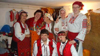 Jóvenes de Gorno Draglishte luciendo trajes típicos de la zona