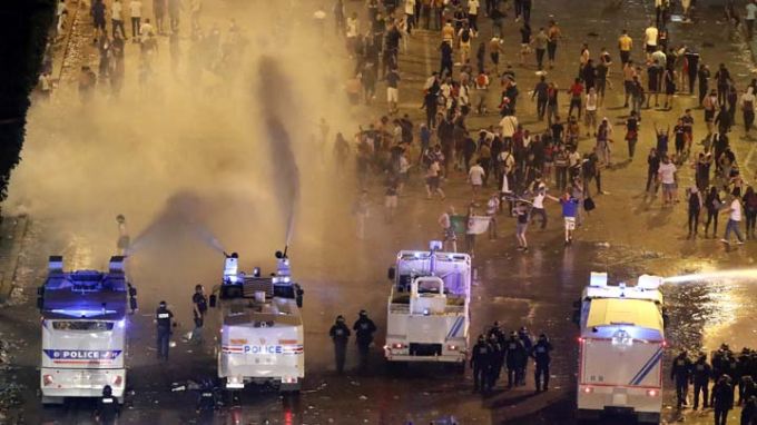 Полицията използва водни оръдия срещу феновете в Париж