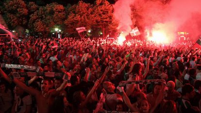 Хиляди фенове запалиха факли на площада пред Общината