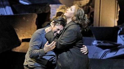 Анна Нетребко и Марсело Алварес в сцена от спектакъла на Метрополитън опера  „Манон Леско“ от Джакомо Пучини