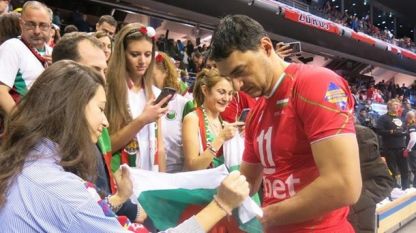 Владо Николов дълго раздаваше автографи на българските фенове в Берлин след последния му мач за националния отбор