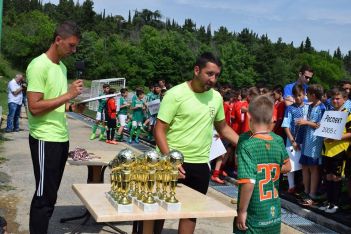 Треньорите Паоло Драголов и Иван Пенчев награждават младите футболисти, участвали в турнира Купата на „Олимпия спорт“ 2017г.