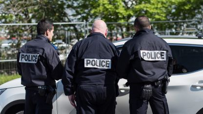 Френската полиция издирва нападателя, който бил известен с предишни нарушения.