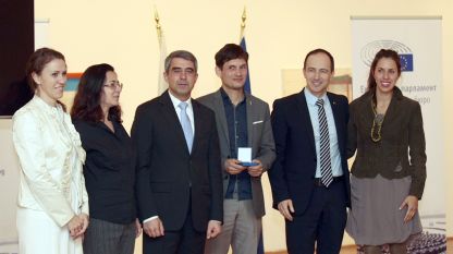 Le député européen Andrey Kovatchev remet le Prix du Citoyen européen, décerné par le Parlement européen, au foyer de culture 