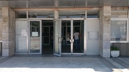 Община Видин започна подмяна на счупените стъкла на входната врата вдясно.