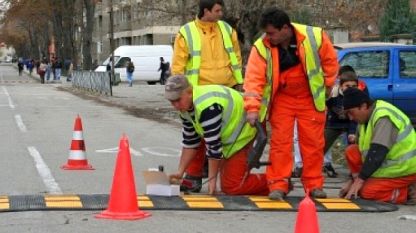 Поставят легнали полицаи заради дрифтинг състезания в Стара Загора