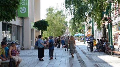 Възрастни хора във Видин стоят на сянка докато дойде редът им да си вземат пенсията