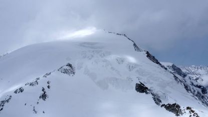 Швейцарската полиция разпространи снимка на района Пин д'Арола, където буря застигна 14 скиори в неделя.