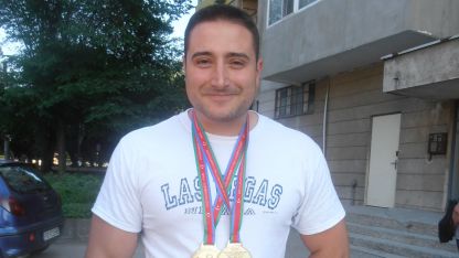 Красимир Костадинов спечели две първи места на лява и дясна ръка в категория до 100 килограма