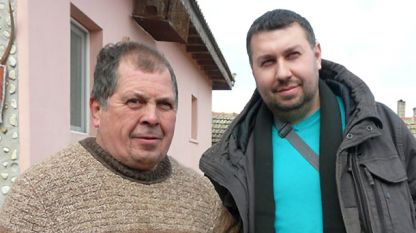 Bullgari Mirosllav Marçev (majtas) e strehoi bullgarin etnik Vitalij Drozda në fshatin Gurkovo.