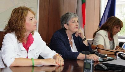 Красимира Чахова (вляво), Иванка Сотирова (в средата) и Емилия Драгиева на пресконференцията 