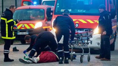 Мигрант получава медицинска помощ след сблъсъците в четвъртък следобед в град Кале.