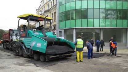 Работници полагат нов асфалт в центъра на Видин.