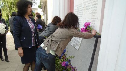 Наследници на убити или участници във войната почитат паметта им.