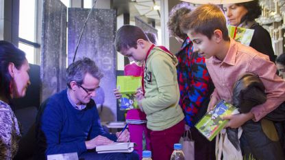 Норвежкият писател Ендре Люн Ериксен раздаде автографи на българските деца в НДК.