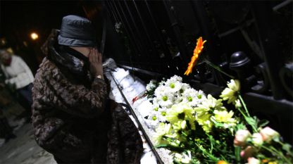 Dje dhjetra qytetarë vendosën lule para Ambasadës së Francës si shenjë ngushëllimi pas aktit barbar terrorist kundër gazetës “Charlie Hebdo”.