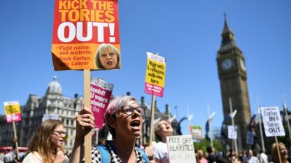 Протестиращи срещу политиката на британския премиер Тереза Мей след предсрочните избори в началото на юни