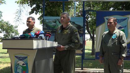 Брифинг на началник ВВС ген. Цанко Стойков (в средата) в авиобаза Крумово