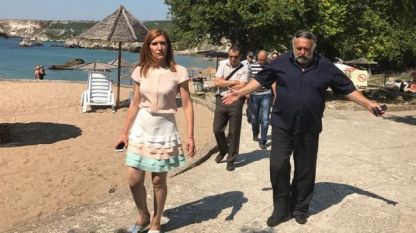 Nikolina Anguélkova en visite d'une des plages sur la côte bulgare de la mer Noire
