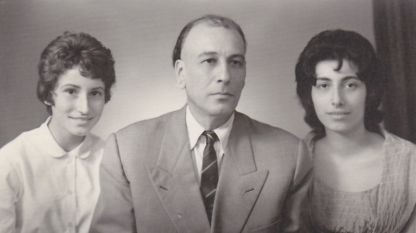 Апостол Арнаудов с дъщерите си Боянка и Ирена.