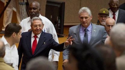 Мигел Диас-Канел (вдясно) пое поста президент на Куба от Раул Кастро (вляво).