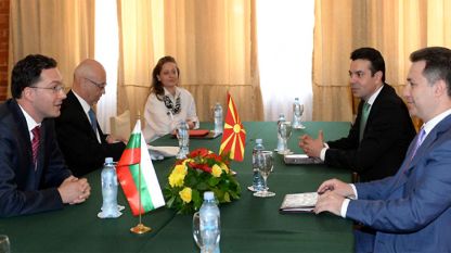 Από την συνάντηση του Βούλγαρου ΥΠΕΞ Ντανιέλ Μίτοφ (αριστερά) με τον πρωθυπουργό Νικόλα Γκρούεφσκι