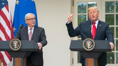 Президентът на САЩ Доналд Тръмп (вдясно) и шефът на Еврокомисията Жан-Клод Юнкер на пресконференция след срещата им в Белия дом във Вашингтон.