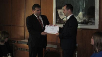  Димитър Иванов (в ляво) дари наградата си