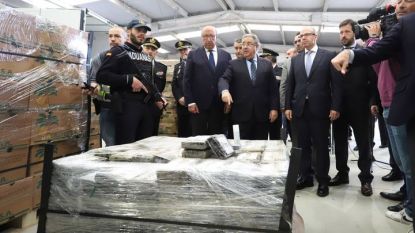 Испанският вътрешен министър Хуан Игнасио Сойдо (в средата) стои до пратката от 8,74 тона кокаин, скрита в контейнер с банани от Колумбия и открита в испанското южно пристанище Алхесирас.