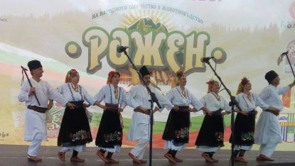 Танцовият състав на село Майор Узуново.