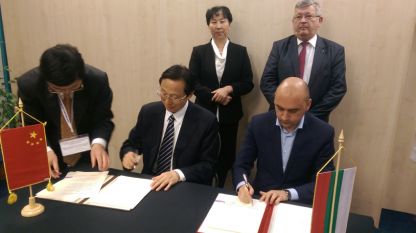 The Ministers of Agriculture of China and of Bulgaria sign the agreement on the Association for encouragiong cooperation between China and the countries of SEE