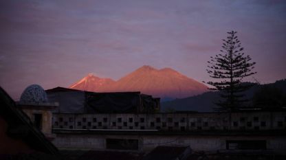 Изглед към вулкана Фуего от град Ла Антигуа.