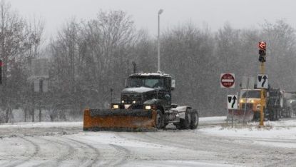 Разчистване на сняг по пътищата в щата Масачузетс