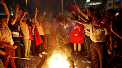 Манифестиращи в подкрепа на президента Реджеп Таип Ердоган горят снимка на живеещия в САЩ ислямски проповедник Фетхуллах Гюлен, обвиняван че е организирал преврата