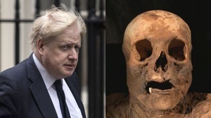 Британският външен министър Борис Джонсън и мумията, за която учени твърдят, че е негова пра-пра-пра-пра-пра-пра-прабаба.