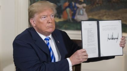 Доналд Тръмп показва президентския указ, с който САЩ се оттеглят от споразумението за Иран