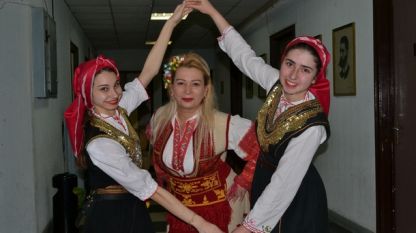 Анелия Торошанова и момичетата от ансамбъла