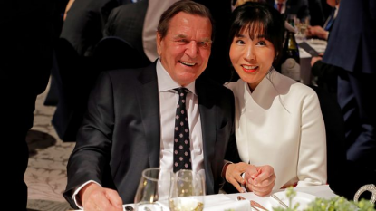 Герхард Шрьодер и южнокорейската му годеница Ким Со-ън на вечеря в Пьончан преди откриването на зимната олимпиада в Южна Корея през февруари 2018 г.