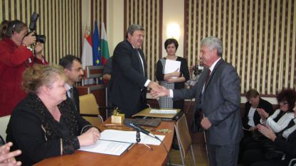Новият кмет на Мездра Генади Събков (в дясно) се закле