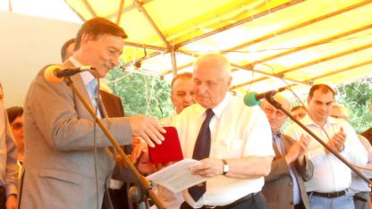 Професор Борислав Тошев (в дясно) получи почетния знак от кмета на Белоградчик Борис Николов 