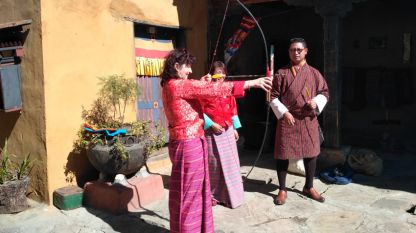 Националният спорт в Бутан е стрелба с лък. Всеки от туристите също си опитва късмета.