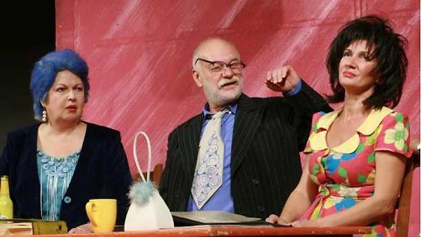 Ванча Дойчева, Кирил Кавадарков и Мария Каварджикова в сцена от „Почивен ден“