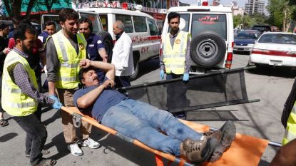 Спасителни екипи транспортират ранен от бомбена атака днес в Кабул към болница.