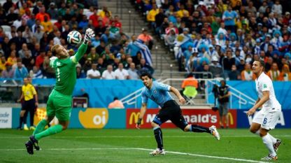 Луис Суарес вкара 2 гола при победата на Уругвай над Англия