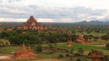 Хиляди храмове са разпръснати в долината около Баган, Бирма