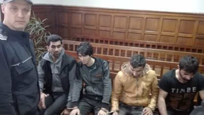 Част от оставените в ареста мигранти от съда в Харманли